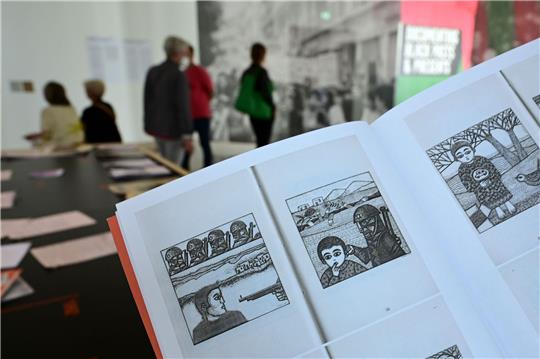 Eine Frau hält auf der documenta fifteen im Fridericianum die Broschüre mit dem Titel «Presence des Femmes», die 1988 in Algier erschienen ist, in den Händen. Sie enthält weitere als antisemitisch kritisierte Motive.