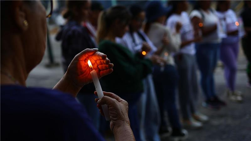 Eine Frau hält eine Kerze bei einer Demonstration für die Freilassung von politischen Gefangenen in der Nähe des Gefängnisses El Helicoide in Caracas.