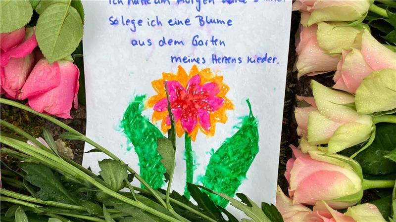Eine Frau hat mit einem gemalten Bild eine emotionale Botschaft hinterlassen. 
