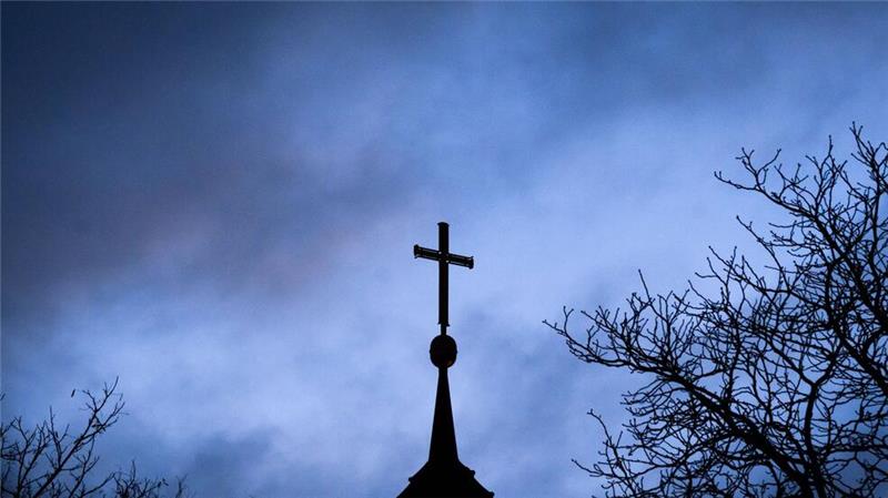 Eine Frau hatte Fälle von sexualisierte Gewalt bei Kirchenfreizeiten in den 1980er Jahren angezeigt, die zu dem Disziplinarverfahren gegen den pensionierten Pfarrer führten. (Symbolbild)