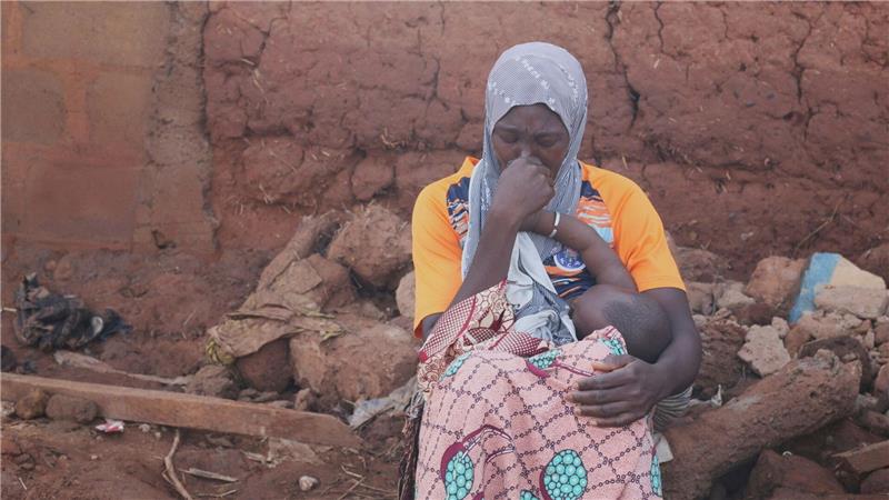 Eine Frau in der nigerianischen Stadt Mokwa, in der ein Unwetter schwere Zerstörungen angerichtet hat.