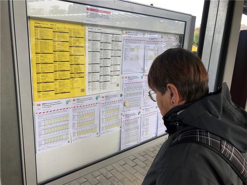 Wegen Ersatzverkehr: Erixx erhält „einige Beschwerden“ Eine Frau informiert sich am Bahnhof Goslar, der derzeit für den Schienenverkehr gesperrt ist, über die Fahrpläne. Foto: Stade