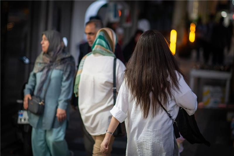 Popsänger im Iran nach Lied über Kopftuchpflicht verurteilt Eine Frau läuft im Juli 2023 mit offenen Haaren durch Teheran. Vor mehr als einem Jahr hatte der Tod der jungen Kurdin Jina Mahsa Amini die bislang schwersten Proteste in der Geschichte der Islamischen Republik ausgelöst. Viele Frauen zeigten sich daraufhin ohne Kopftuch in der Öffentlichkeit.
