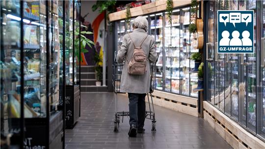 Eine Frau läuft mit ihrem Einkaufswagen durch einen Supermarkt. Ab diesem Sonntag fällt die Maskenpflicht in vielen Bereichen - dort kann dann jeder selbst entscheiden. Dazu sollte man einige Dinge wissen. Foto: Sven Hoppe/dpa