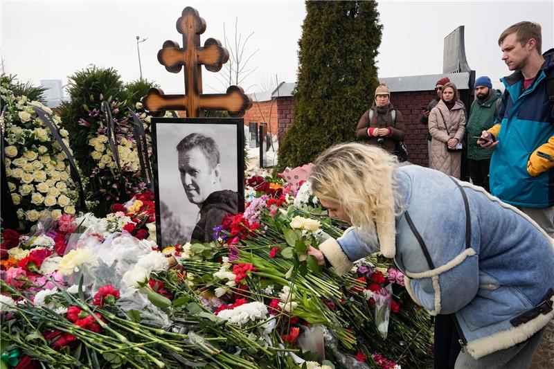 Menschen trauern weiter um Nawalny auf Friedhof in Moskau Eine Frau legt einen Tag nach der Beerdigung von Alexej Nawalny auf dem Borisowskoje-Friedhof Blumen am Grab ab.