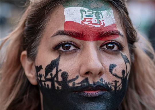 Eine Frau mit bemaltem Gesicht demonstriert in Barcelona gegen das iranische Regime. Rund 300 Menschen hatten sich in Barcelona versammelt, um für die Rechte der Frauen im Iran zu demonstrieren.