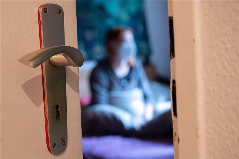 Keine Isolationspflicht mehr in Bayern und Baden-Württemberg Eine Frau muss sich nach positiven Corona-PCR-Test isolieren - in zwei Bundesländern ist das ab heute nicht mehr verpflichtend.