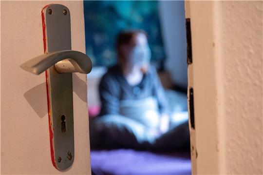 Eine Frau muss sich nach positiven Corona-PCR-Test isolieren - in zwei Bundesländern ist das ab heute nicht mehr verpflichtend.
