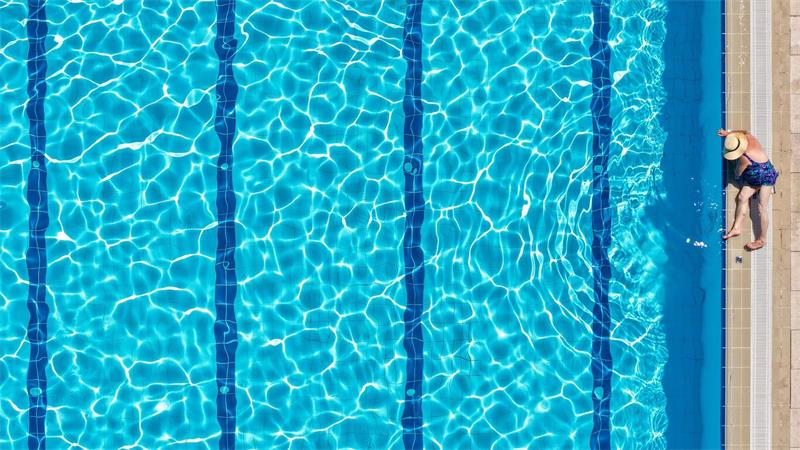 Eine Frau nimmt im öffentlichen Schwimmbad von Dobrinja in Bosnien und Herzegowina ein Sonnenbad.