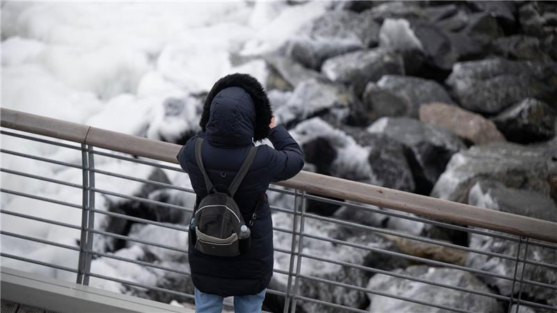 Eine Frau steht an der Brüstung auf der Seebrücke von Prerow. 