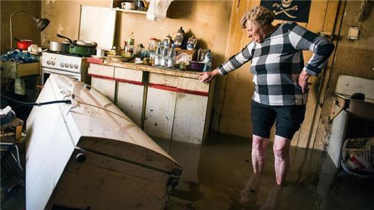Eine Frau steht in einer überfluteten Wohnung in der Stadt Lewin Brzeski im Süden Polens. (Foto aktuell)