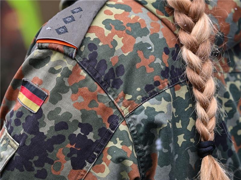 Eine Frau trägt eine Uniform der Bundeswehr.