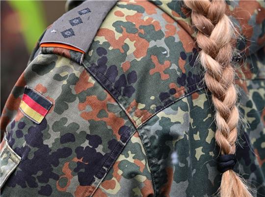 Eine Frau trägt eine Uniform der Bundeswehr.