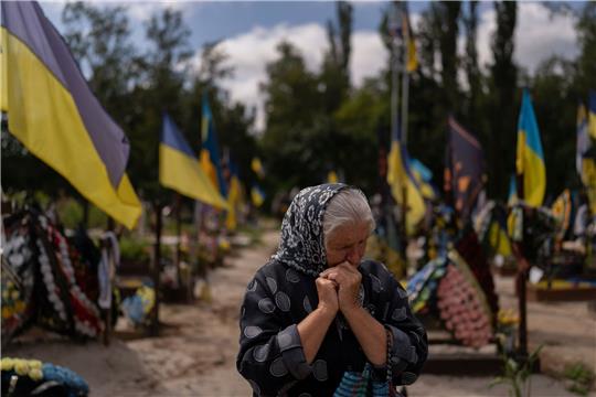 Eine Frau trauert bei dem Besuch am Grab ihres jüngsten Sohnes, der im Krieg gegen Russland getötet wurde.