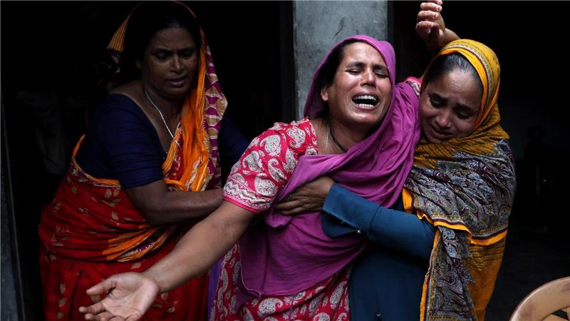 Eine Frau trauert um ihren Sohn, der bei den gewaltsamen Zusammenstößen zwischen Anhängern der gestürzten Ministerpräsidentin Sheikh Hasina und Sicherheitskräften in Gopalganj in Bangladesch ums Leben kam.