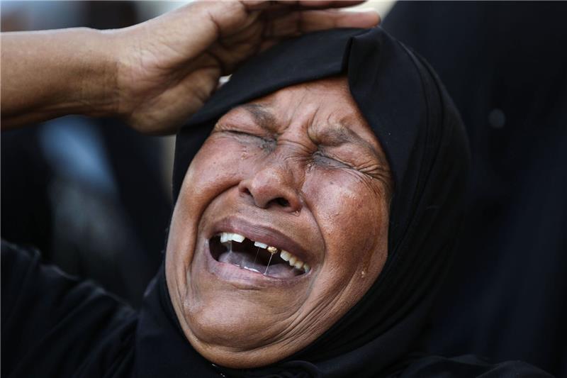 Hamas-Behörde: Fast 25.000 Tote im Gazastreifen Eine Frau trauert während einer Beerdigung von Palästinensern.