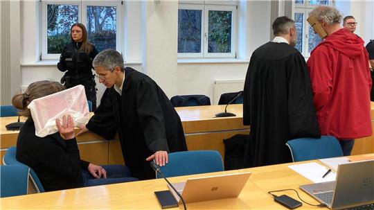 Eine Frau und ein Mann sind am Landgericht Erfurt angeklagt, weil sie eine junge Frau nackt in eine Holzkiste gesperrt haben sollen.