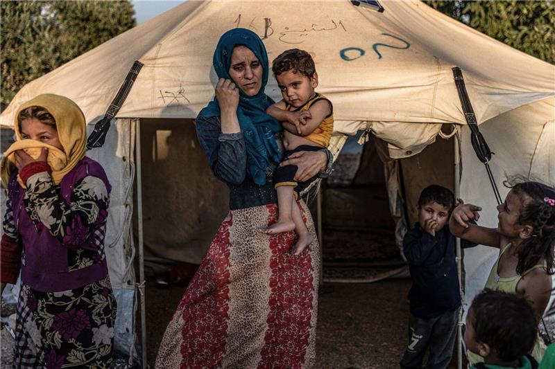 Syrische Regierung erlaubt Nutzung von Grenzübergang Eine Frau und ihr gelähmtes Kind im syrischen Aleppo sind nach dem jüngsten Erdbeben in einer Notunterkunft untergebracht.