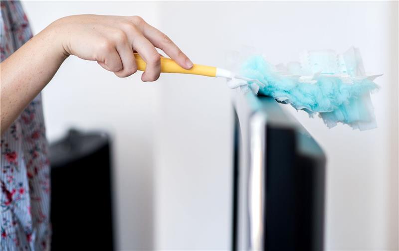 Frauen leisten deutlich mehr unbezahlte Arbeit als Männer Eine Frau wischt in einer Wohnung Staub.