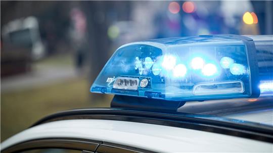 Eine Frau wurde bei dem Zusammenstoß mit dem Auto tödlich verletzt. (Symbolfoto) 