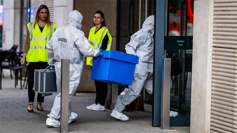 Eine Frau wurde in dem Einkaufszentrum schwer verletzt.