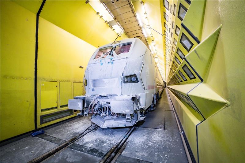 Eine Frostschicht bedeckt die Front einer ICE-L-Lokomotive im Klima-Wind-Kanal in Wien.