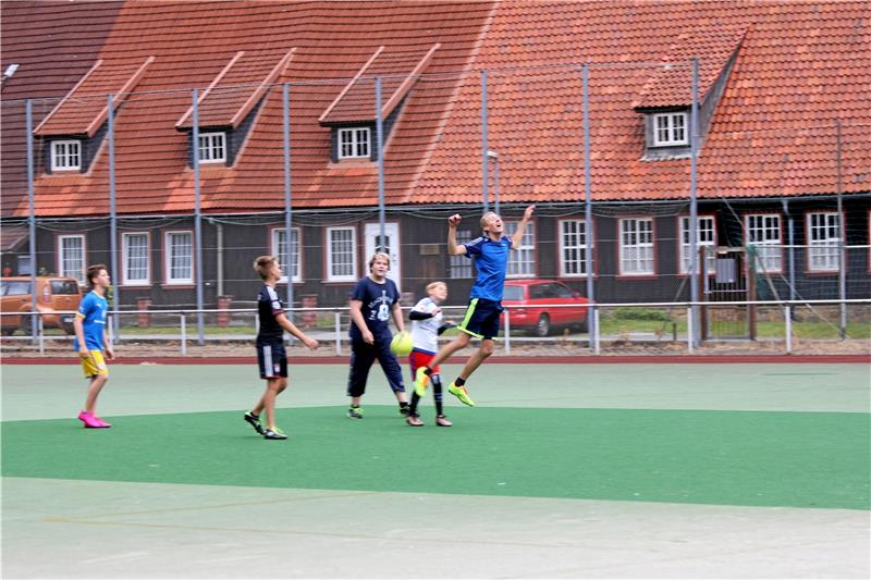 Samson: Stadt will Sportplatz in St. Andreasberg verlegen Eine Fußballmannschaft, die regelmäßig um Punkte kämpft, gibt es in St. Andreasberg schon lange nicht mehr. Die Sportler, die den Platz vor der Grube Samson und dem Bergwerksmuseum (hinten) nutzen, bolzen meist nur zum Spaß. Archivfoto: Eggers