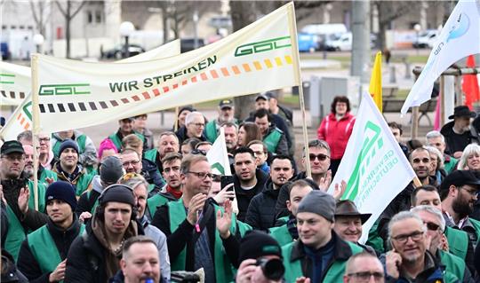 Eine GDL-Kundgebung auf dem Schloßplatz in Stuttgart.