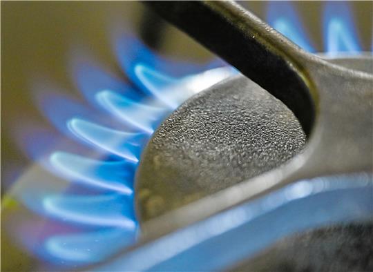 Eine Gasflamme auf einer Kochstelle: Energie wird wieder günstiger. Foto: Pleul/dpa