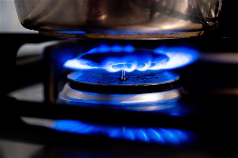 Eine Gasflamme brennt auf einem Küchenherd.