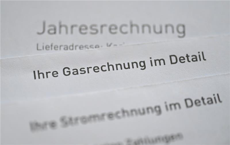 Achtung Abzocke: Energiefirmen fordern horrende Abschläge Eine Gasrechnung und eine Stromrechnung liegen in einem privaten Haushalt auf einem Tisch. Foto: Bernd Weißbrod/DPA