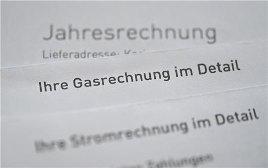 Eine Gasrechnung und eine Stromrechnung liegen in einem privaten Haushalt auf einem Tisch. Foto: Bernd Weißbrod/DPA