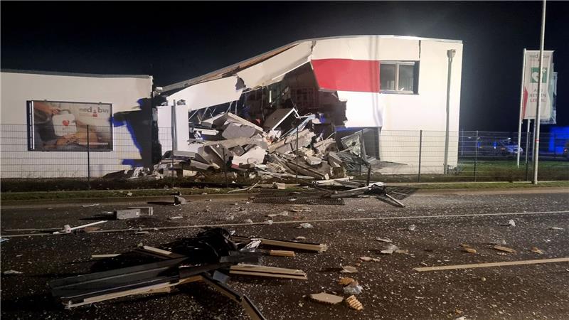 Millionenschaden nach Explosion in Medizintechnikvertrieb Eine Gebäudefront in einem Medizintechnikvertrieb in Nienburg/Weser ist eingestürzt.