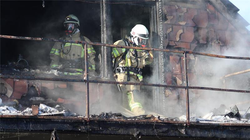 Einfamilienhaus in Ohlhof brennt – 90 Feuerwehrleute im Einsatz Eine Gebäudeseite des Hauses wird bei dem Brand zerstört.