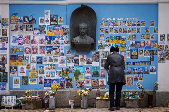 Eine Gedenkmauer in Kiew erinnert an gefallene ukrainische Militärangehörige.