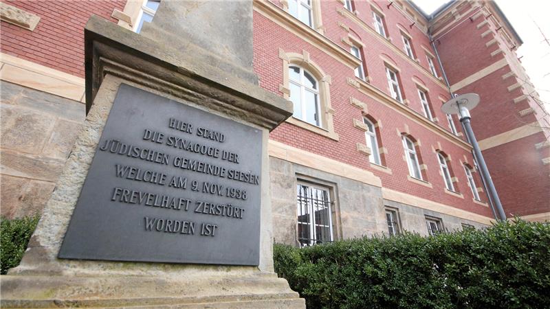 Eine Gedenksäule erinnert vor dem Jacobson-Haus an die Synagoge der jüdischen Gemeinde Seesens, die auf dem Platz davor stand.