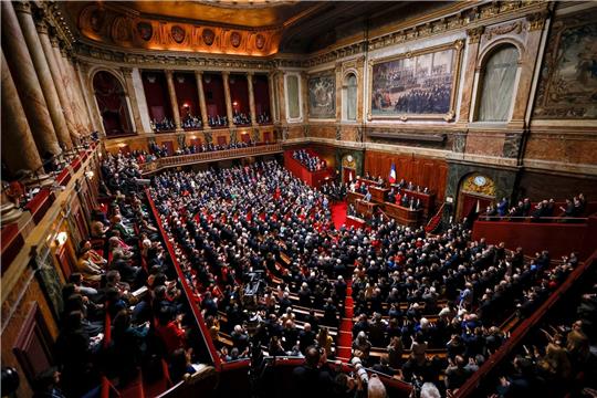Eine Gesamtansicht des Kongresses beider Kammern des Parlaments im Schloss von Versailles während der Rede von Gabriel Attal, Premierminister von Frankreich.