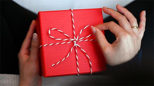 Eine Geschenkbox für sich selbst: Rund 2000 Euro geben die Bundesbürger nach einer Umfrage pro Jahr für „Ich-Geschenke“ aus. 