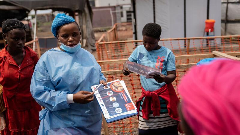 Fast 1.400 neue Mpox-Fälle innerhalb einer Woche in Afrika Eine Gesundheitsmitarbeiterin im Kongo informiert über die Krankheit Mpox.