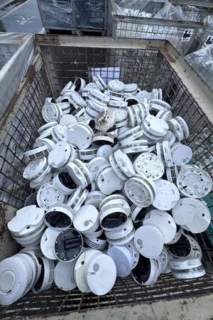 Ist die Gefahr von Großbränden bei Electrocycling jetzt gebannt? Eine Gitterbox voller Rauchmelder. Auch die haben in der Vergangenheit schon einmal gebrannt.