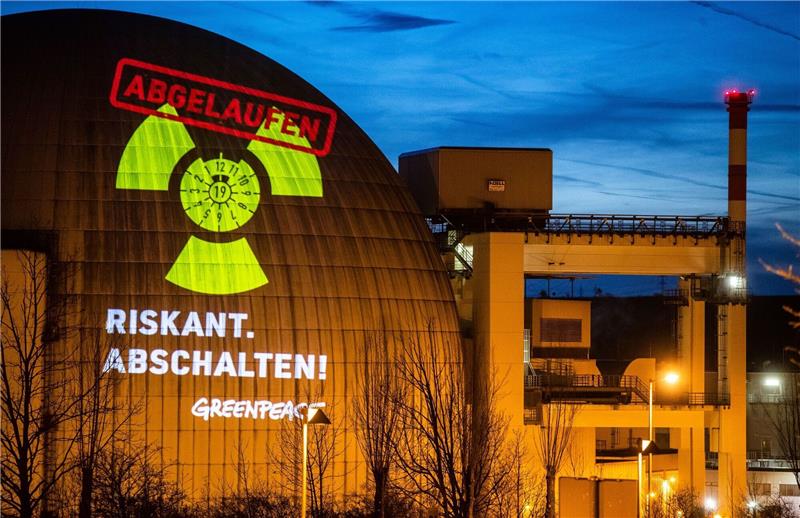 FDP-Fraktionsvize: Mit Rückbau von Akw noch warten Eine Greenpeace-Aktion am Kernkraftwerk Neckarwestheim. Greenpeace macht mit ihrer Aktion darauf aufmerksam. Die FDP will mit dem Rückbau noch warten.