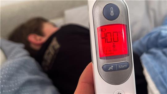 Eine Grippe beginnt meistens plötzlich mit Fieber oder einem deutlichen Krankheitsgefühl. (Symbolbild)