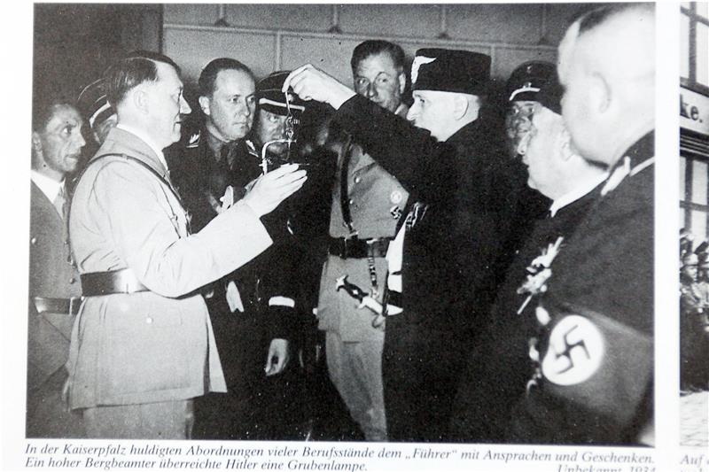 Schon 1932 holen die Nazis absolute Mehrheiten Eine Grubenlampe für den „Führer“: Die Aufnahme eines unbekannten Fotografen aus dem Jahr 1934 zeigt, wie Adolf Hitler in der Goslarer Kaiserpfalz mit Geschenken bedacht wird. Foto: Archiv Geyer; Repro: Schenk