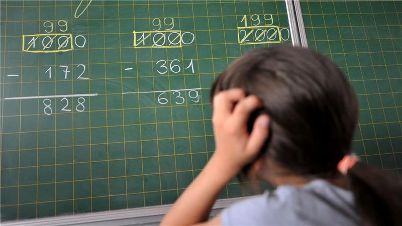 Eine Grundschülerin grübelt über eine Rechenaufgabe. (Symbolbild)