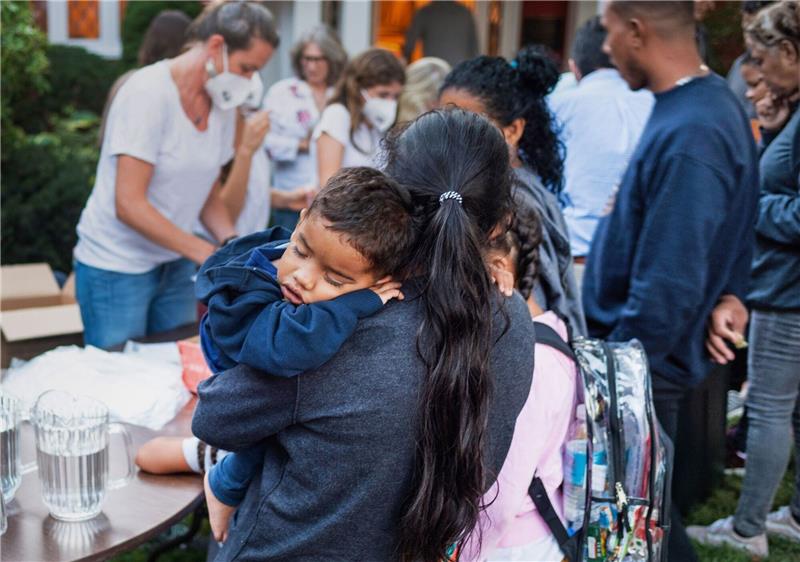 Wie Migranten im US-Wahlkampf instrumentalisiert werden Eine Gruppe Einwanderer wurde ohne ihr wissen auf dei Ferieninsel Martha's Vineyard gebracht.