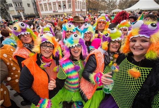 Eine Gruppe Frauen in Fantasiekostümen feiert ausgelassen in Mainz.
