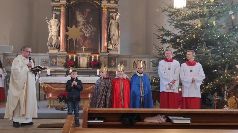 Eine Gruppe der Sternsinger wird in Vienenburg von Pastor Ulrich Schmalstieg ausgesandt. Foto: Hohaus