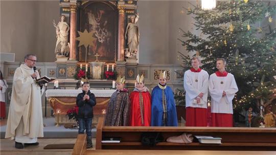 Eine Gruppe der Sternsinger wird in Vienenburg von Pastor Ulrich Schmalstieg ausgesandt. Foto: Hohaus