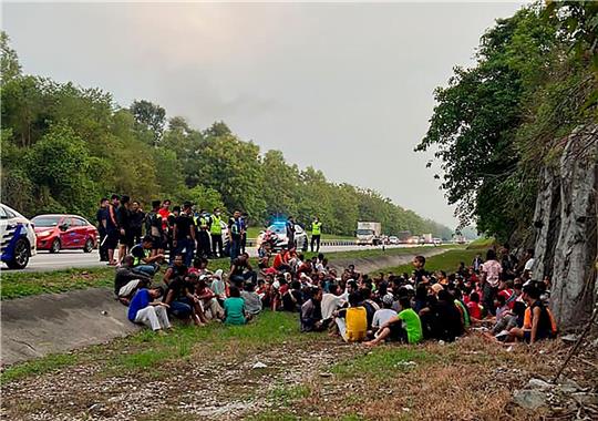Eine Gruppe der muslimischen Minderheit Rohingya 2022 nach ihrer Flucht aus einem malaysischen Lager.