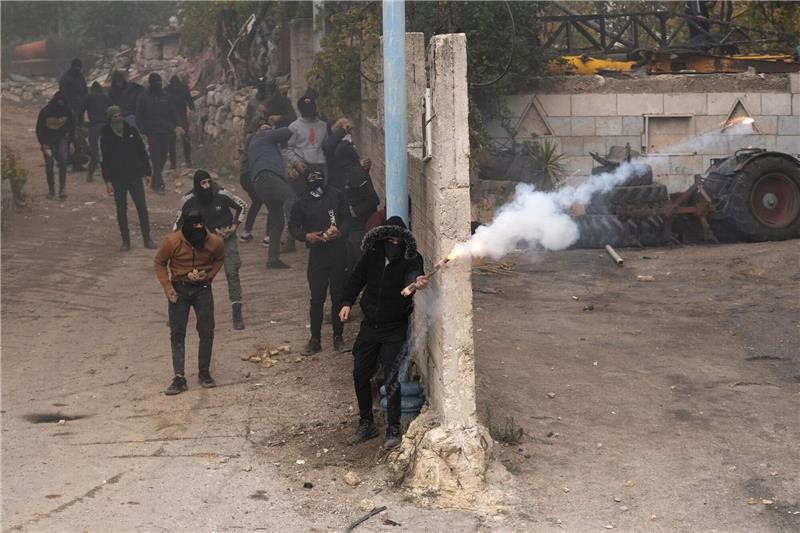 Autoattacke und Konfrontationen: Fünf Palästinenser getötet Eine Gruppe maskierter Männer attackieren in Beit Ummar isrealische Soldaten mit Feuerwerkskörpern.